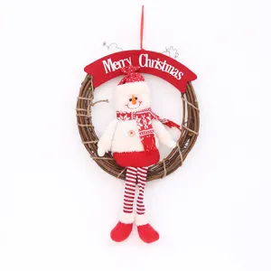 Gros plan détaillé de la suspension de couronne de vigne de bonhomme de neige de Noël en tricot rouge.