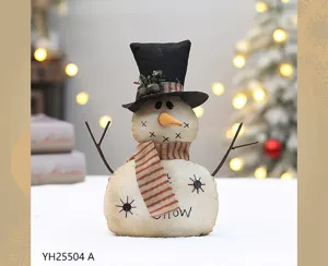 Vintage jute stoffen sneeuwpop pop detail voor kerstvakantie huisdecoratie weergave.