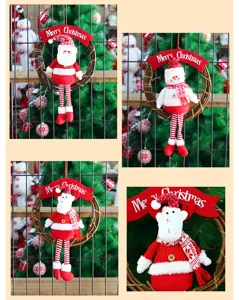Couronne suspendue de noël avec peluche père noël bonhomme de neige et renne.