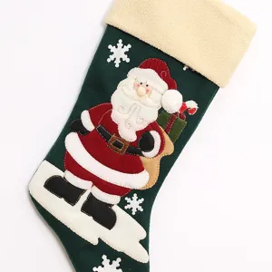 Grüner Weihnachtssocken mit Weihnachtsmann Motiv für Geschenke Vorderansicht