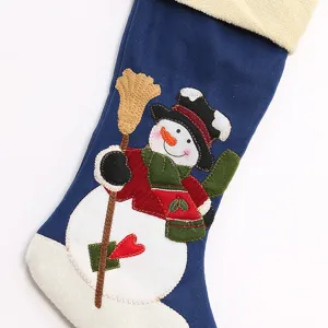 Blaue Weihnachtssocke mit süßer Schneemann-Applikation und weißer Plüschmanschette.