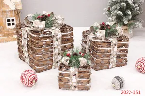 Detailansicht des naturfarbenen Rattan Weihnachtsgeschenkbox Deko-Sets mit Schnee und Zapfen.