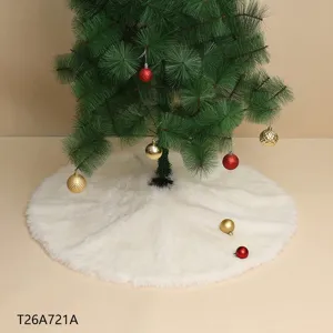 Witte nepbont kerstboomrok detail weergave, zachte vakantie decoratie accessoire.