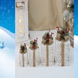 Weihnachtliche leuchtende Geschenke-Boxen 4er-Set mit Rattan, Jute-Schleife und Beeren.