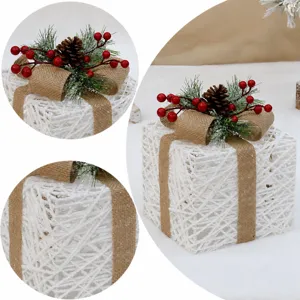 Weihnachtsgeschenkbox Ornament Detailaufnahme mit beflocktem Baumwollfaden und Juteschleife.