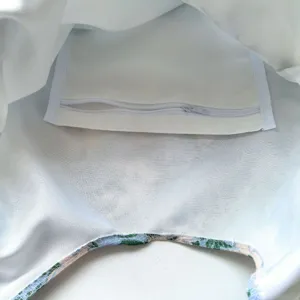 Leinen Tragetasche Innendetail mit einem sicheren Reissverschlussfach und Blumenborte.