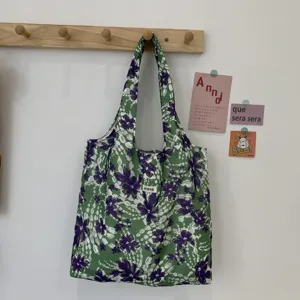 Modische florale Canvas Tote Bag mit grün-lila Druck, lässige Schultertasche für Alltag.