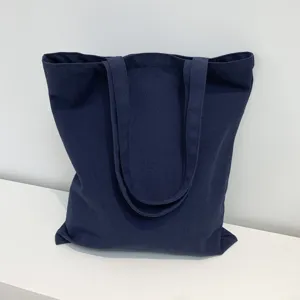 Detailansicht der dunkelblauen Segeltuchtasche mit strapazierfähigem Stoff und stabilen Griffen.