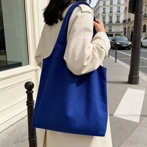 Blauer Canvas-Tragetasche Schulterdetail im Street-Style, langlebiges Stoffdesign.