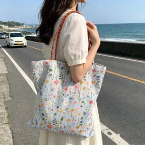 Blumen bestickte Canvas Tragetasche Strand Lifestyle Detailaufnahme mit Schultergurten.