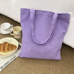 Lila Stofftasche Detailansicht, lässige Umhängetasche aus Baumwollcanvas im schlichten Stil.