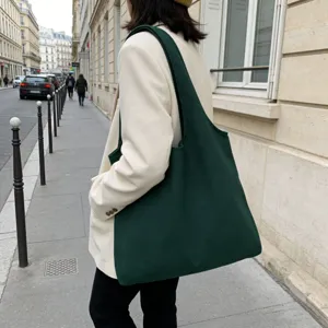 Grüne Canvas Tragetasche Detailansicht, lässige Umhängetasche im Alltag Streetstyle.