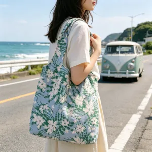Detailaufnahme der floralen Canvas-Tragetasche, leicht und stilvoll für den Sommeralltag.