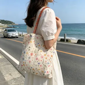 Detailaufnahme der bunten Blumen Bestickung Canvas Tragetasche am Strand Damen Sommer Stil