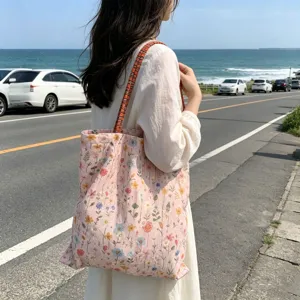 Detailansicht der blumig bestickten Canvas-Tasche, vielseitige Frühlings-Umhängetasche für Damen.