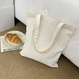 Detailansicht der minimalistischen, beige-farbenen Kanvas-Tragetasche mit stabilen Griffen.