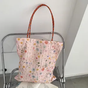 Roséfarbene Damen Stofftasche mit Blumenstickerei, großer Shopper für Alltag und Büro.