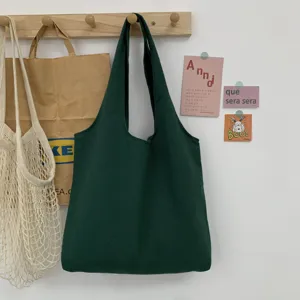 Dunkelgrüne einfarbige Canvas Tragetasche, minimalistische Schultertasche für den Alltag.