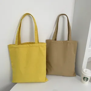 Detailansicht einfarbiger Canvas Tragetaschen in Gelb und Khaki, langlebig und umweltfreundlich.