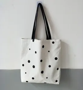 Borsa shopper in tela a pois bianchi e neri minimalista, borsa a spalla casual da donna.