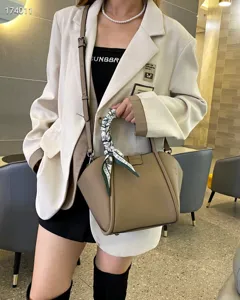 Bolso de mano de cuero para mujer, gran bolso de hombro elegante y casual para uso diario.