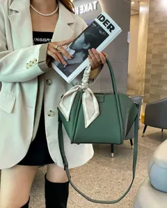 Elegante bolso de mano de cuero verde para mujer, bolso cruzado casual con bufanda.