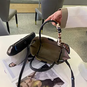Bolso de mano de cuero genuino para mujer, elegante bolso negro con pañuelo, gran bolso de diseñador.