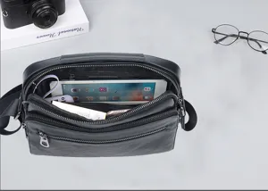 Detalle interior de bolso bandolera de cuero para hombre con múltiples compartimentos.