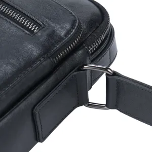 Detalle de primer plano del bolso de hombro para hombre de cuero genuino negro con cremallera.