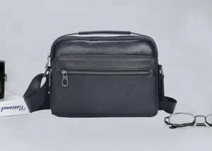 Vista detallada del bolso bandolera de cuero genuino para hombre con múltiples cremalleras.