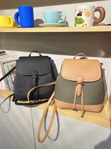 Sac à dos en toile et cuir pour femme, sac de voyage élégant et décontracté.
