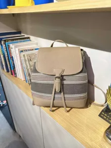 Sac à dos élégant en toile pour femme, sac de voyage décontracté tendance et chic.