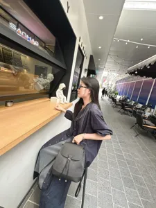 Sac à dos en toile minimaliste chic pour femme, sac de voyage décontracté et polyvalent.