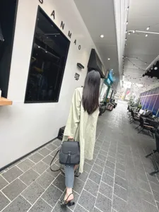 Vue extérieure détaillée en style urbain avec le sac à dos noir élégant en toile.