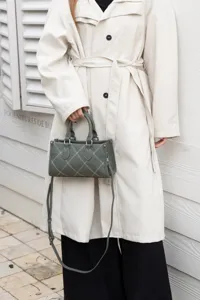 Chic niche design crossbody pillow bag with stylish stitching detail and comfortable strap.