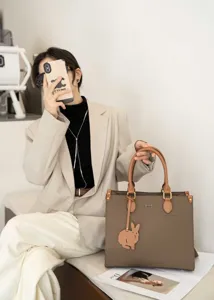 Vista dettagliata della grande borsa tote da donna in vera pelle, elegante borsa in pelle bovina.