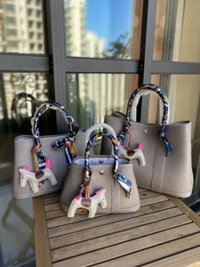 Elegante borsa a mano in vera pelle con foulard e ciondolo a cavallo per donna.