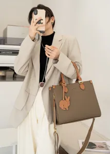 Grande borsa shopper in vera pelle da donna, elegante borsa a mano con ciondolo coniglio.