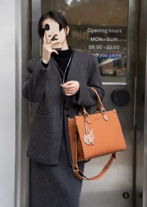 Borsa tote in pelle marrone da donna, grande borsa a spalla con ciondolo a coniglio.