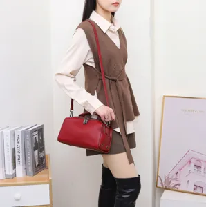 Borsa a tracolla rossa in vera pelle, vista dettagliata con chiusura lampo e tracolla chic.