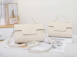 Borsa a tracolla minimalista in pelle beige, elegante borsa a busta con patta da donna.