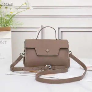 Borsa a tracolla in vera pelle da donna, elegante borsa con patta, manico e cinghia regolabile.
