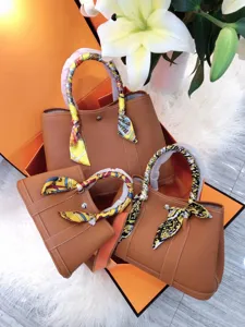 Borsa shopper da giardino in pelle marrone di alta qualità con foulard in seta elegante donna