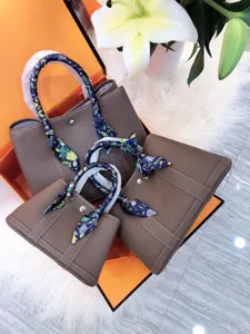 Set borsa shopper in pelle con foulard floreale twilly, elegante borsa a mano da donna.