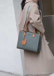 Elegante borsa shopper in pelle da donna, stilosa borsa a spalla con ciondolo coniglio.