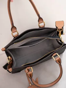 Vista dettagliata dell'interno della borsa shopper in pelle, elegante borsa da lavoro.