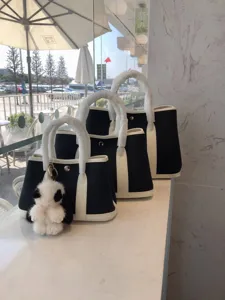 Set di borse tote in pelle nera e bianca in varie dimensioni con simpatico portachiavi panda.