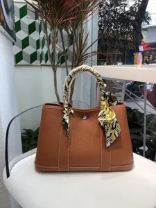 Borsa tote in pelle marrone con dettaglio foulard twilly, grande borsa casual da donna.