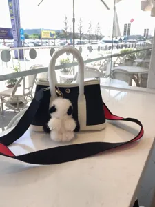 Elegante borsa a mano stile giardino in pelle nera bianca con tracolla e ciondolo panda