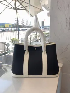 Borsa shopper minimalista in pelle nera e bianca, grande borsa elegante per uso quotidiano.